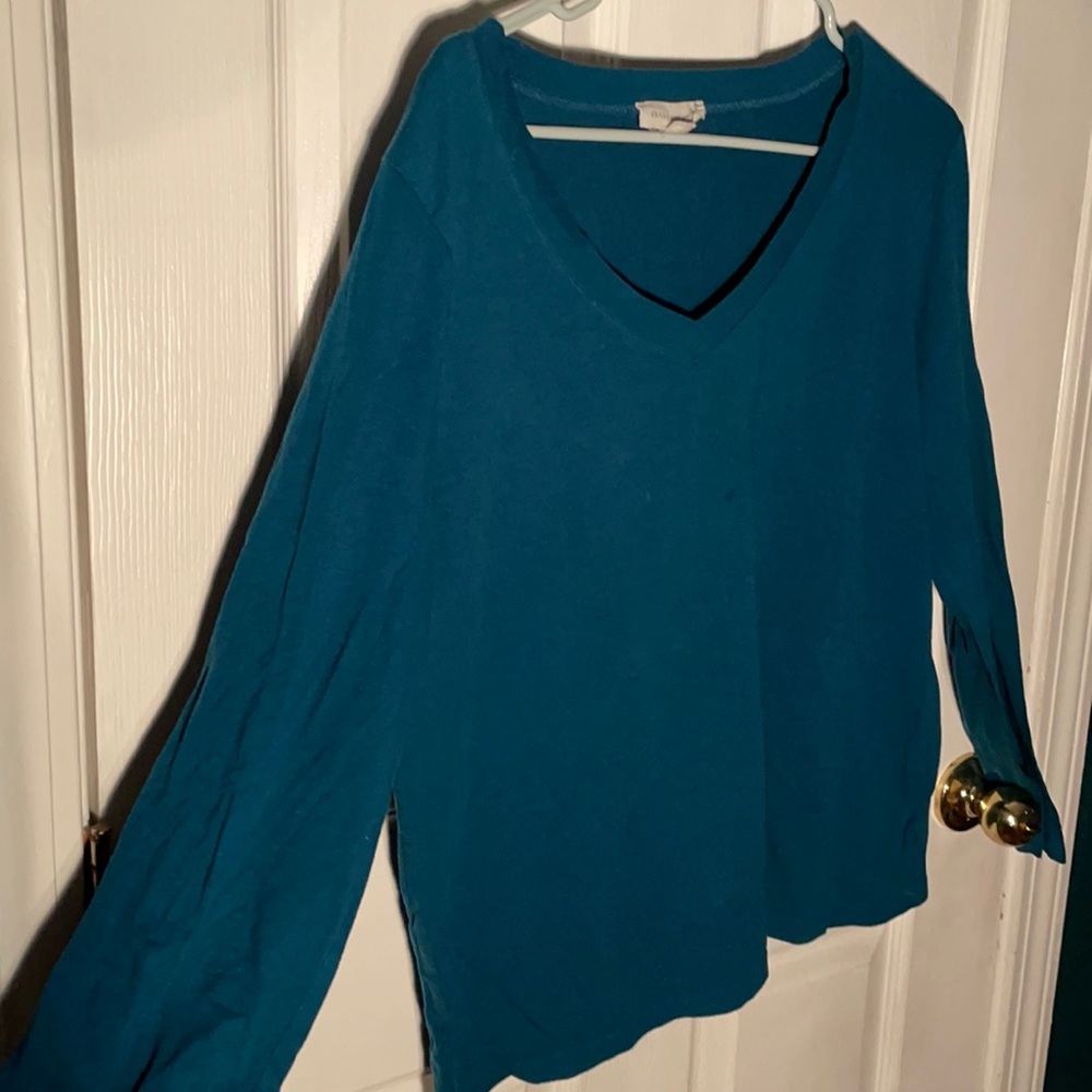 Teal v-neck long sleeved shirt